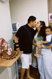 Beatriz comemorou o aniversário no hospital, ao lado de Bruno e da filha Madalena