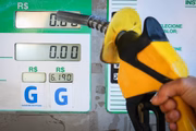 Com um preço médio de R$ 6,19 na gasolina e de R$4,19 no etanol, e tarifas ficam ainda mais altas em pagamentos no cartão de crédito