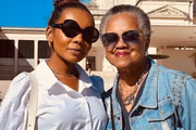 Thelminha e a mãe, Dona Yara posam juntas e sorridentes durante viagem