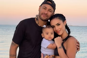 Neymar, Mavie e Bruna Biancardi posam juntos durante passeio