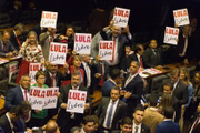 Parlamentares carregam cartazes em referência ao ex-presidente Luiz Inácio Lula da Silva (PT), com os dizeres "Lula Livre"