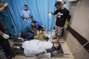 Médicos examinam as pessoas feridas em ataques israelenses no Hospital dos Mártires de Al-Aqsa em Deir Al-Balah, Gaza