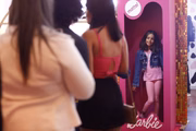 No cinema, muitas pessoas aproveitaram para tirar foto na caixa da Barbie