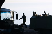 Tanques e carros militares estacionados no batalhão dos fuzileiros navais na L4 norte. O aparato da marinha participará de entrega do convite para o presidente Bolsonaro