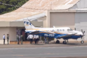 Avião com corpo da cantora Marília Mendonça e de seu tio e assessor, Abicieli Dias, chega a Goiânia