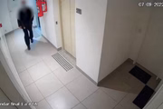 O segurança retorna ao andar após a confusão