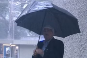 Vídeo: Datena fica ensopado após guarda-chuva quebrar durante temporal