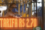 Os funcionários das empresas de ônibus também usam máscara e luvas na limpeza