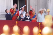 A família real acenou para os fãs da realeza que foram prestigiar a celebração do aniversário de Charles III