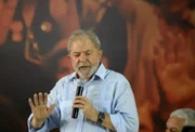 De origem simples, Lula se mudou para São Paulo com a família quando ainda era criança. Na infância, trabalhou como vendedor de frutas e engraxate