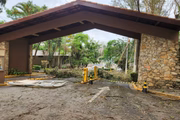Entrada de condomínio residencial interditada pela queda de árvores