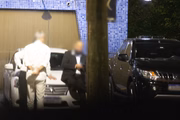 Veículos usados para transportar diretores da ANTT em festa de despedida de Rafael Vitale. Motoristas da agência aguardaram do lado de fora da festa