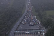Trecho de pedágio congestionado