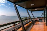 O local tem uma linda vista para o mar e acesso à praia privativa