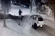 O agressor bate no homem, que cai no chão