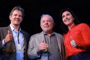 Fernando Haddad (PT), ministro da Fazenda, o presidente eleito Lula e Simone Tebet (MDB), ministra do Planejamento e Orçamento