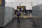 Polícia Militar na Vila Belmiro, em Santos, em operação para a chegada de Neymar ao clube