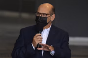 O diretor do Instituto Butantan Dimas Covas, em coletiva de imprensa no palácio dos Bandeirantes