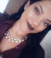 Priscila usa lentes de contato esverdeadas para acentuar a semelhança com a artista 