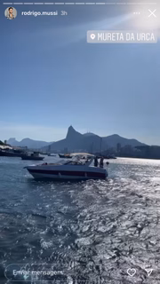 Storie de Rodrigo Mussi, em passeio de barco com Ana Clara