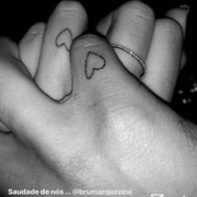 O craque havia mostrado as alianças no Instagram