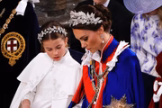 Princesa Charlotte e Kate Middleton conversam durante a coroação