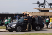 Bolsonaro sai em carro aberto após término do evento no Rio de Janeiro.