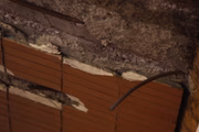 Também foram constatadas a deterioração do revestimento e manchas nas contenções de infiltração no Viaduto do Eixo L
