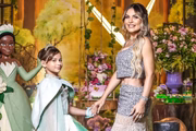 A influenciadora Deolane Bezerra ao lado da filha Valentina