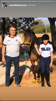 Bolsonaro ao lado da filha Laura