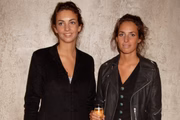 Atualmente com 39 anos, Rose aparece ao lado da irmã Marina Hanbury na fotografia