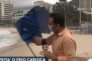 O guarda-chuva dele quase foi levado pelo vento