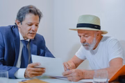 O ministro da Fazenda, Fernando Haddad, ao lado do presidente Lula