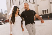 Ana Paula Bruxinha e Rodrigo Marquezelli passeiam após o casamento