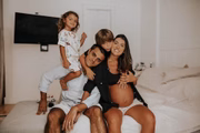 O casal costuma compartilhar momentos da família nas redes sociais 