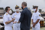 Contra-Almirante Jaques Ferreira ({a esq.) durante a vistoria nas balsas