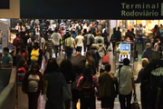Aglomeração na Rodoviária do Tietê em São Paulo na véspera de Natal