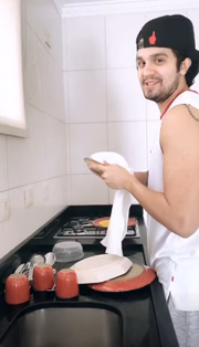 E disse que não aguenta mais ver louça 