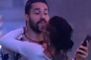 Karol força a barra para beijar Arcrebiano e internautas apontam assédio 