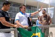 Presidente Jair Bolsonaro comprimenta manifestes em frente ao Palácio do Planalto