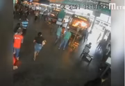 Câmeras registraram quando a mulher ateou fogo no motorista