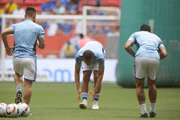 Jogadores do Cruzeiro entram em campo para aquecimento