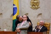 Carinho no irmão: Dias Toffoli mencionou em seu discurso o irmão, que tem deficiência e se dirigiu até o posto mais alto da Suprema Corte para ganhar um beijo do novo chefe do STF
