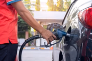 Levando em consideração o modelo do carro, será necessário dividir o valor do desempenho do automóvel com o álcool pelo desemprenho que ele tem com a gasolina
