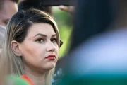 Sara Winter e o grupo 300 do Brasil na frente da Polícia Federal