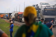 Em Luziânia, o trânsito está engarrafado por, aproximadamente, 1 km no sentido Cristalina. Na via rumo a Brasília, a paralisação alcança 700 metros