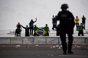 Baderneiros destruíram bens móveis e imóveis