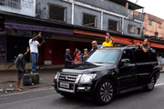 Jair Bolsonaro cumprimentou apoiadores após votar na manhã deste domingo (2/10)