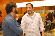 Lino Meireles conversa com André Machado antes da exibição do filme Deus e o Diabo na Terra do Sol