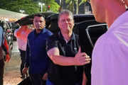 O Governador de São Paulo, Tarcísio de Freitas, chega ao hotel em Copacabana, onde Bolsonaro está hospedado, e cumprimenta apoiadores.